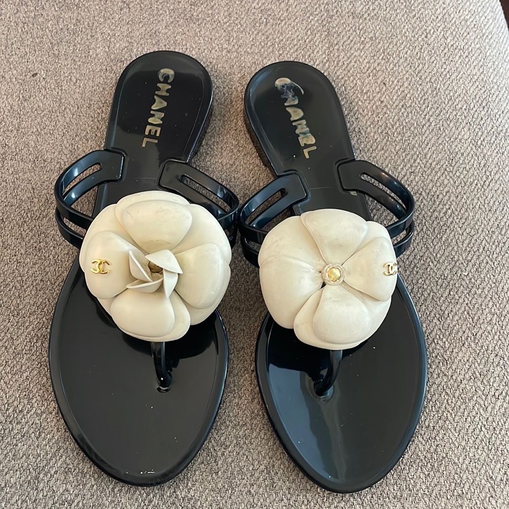 CHANEL white Rubber Camellia Beach Sandals